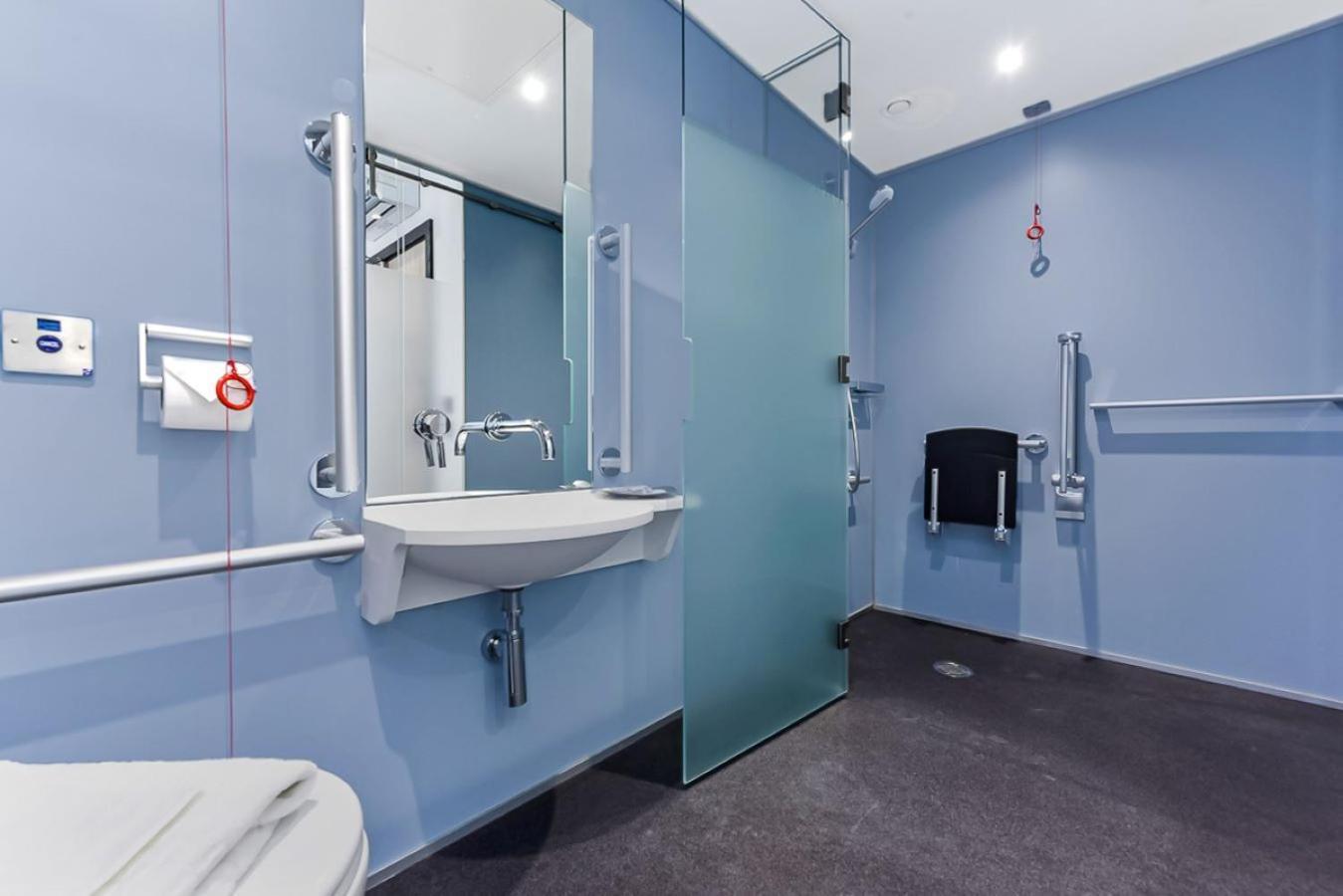 Habitación adaptada para personas con movilidad reducida - Cama grande