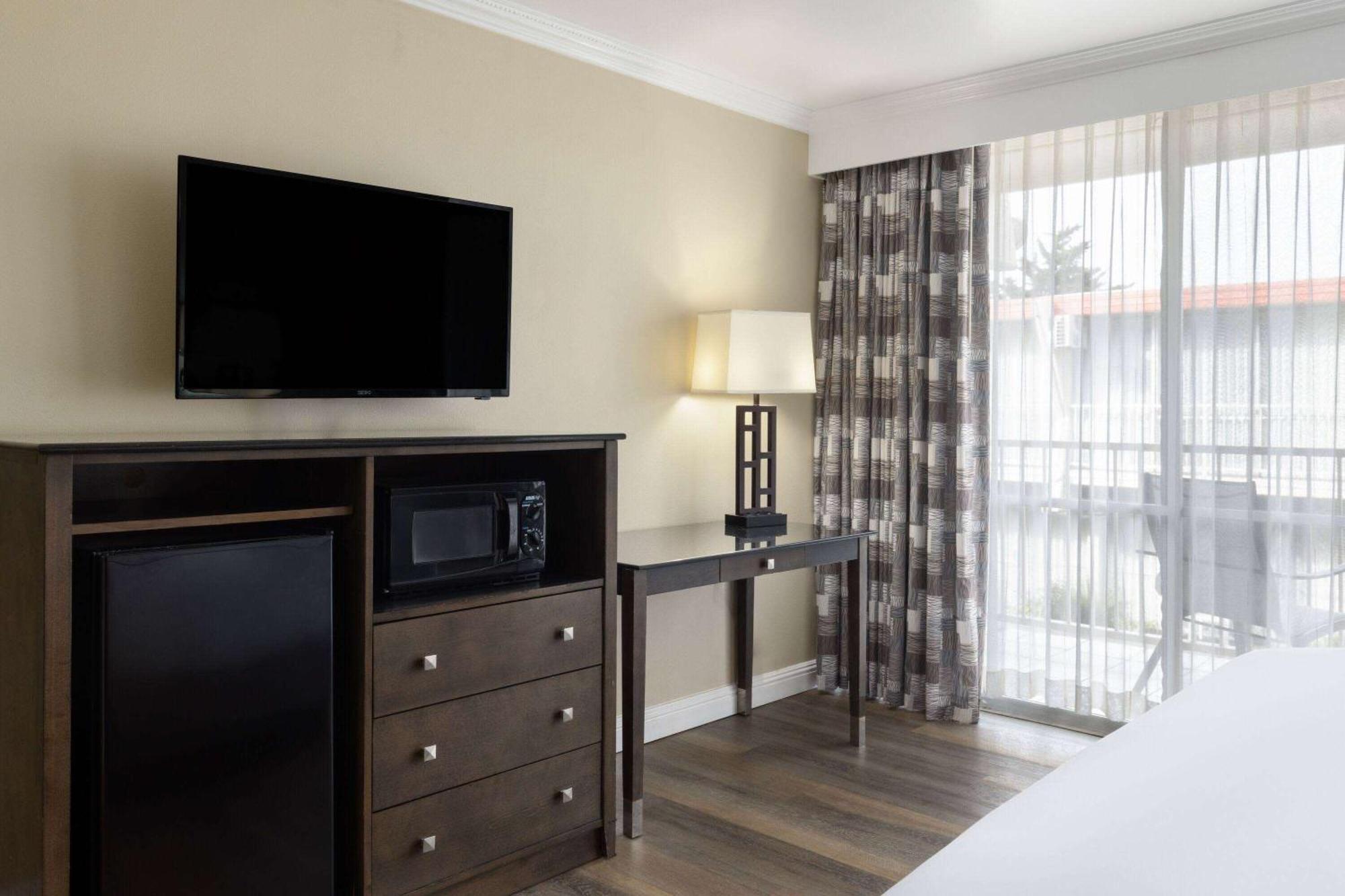 Chambre Lit Queen-Size pour Personnes à Mobilité Réduite avec Douche Accessible en Fauteuil Roulant - Non-Fumeurs