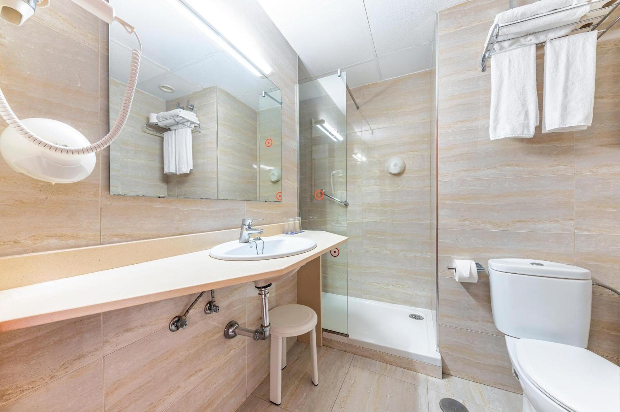 Quarto Familiar Económico (3 Adultos + 1 Criança)