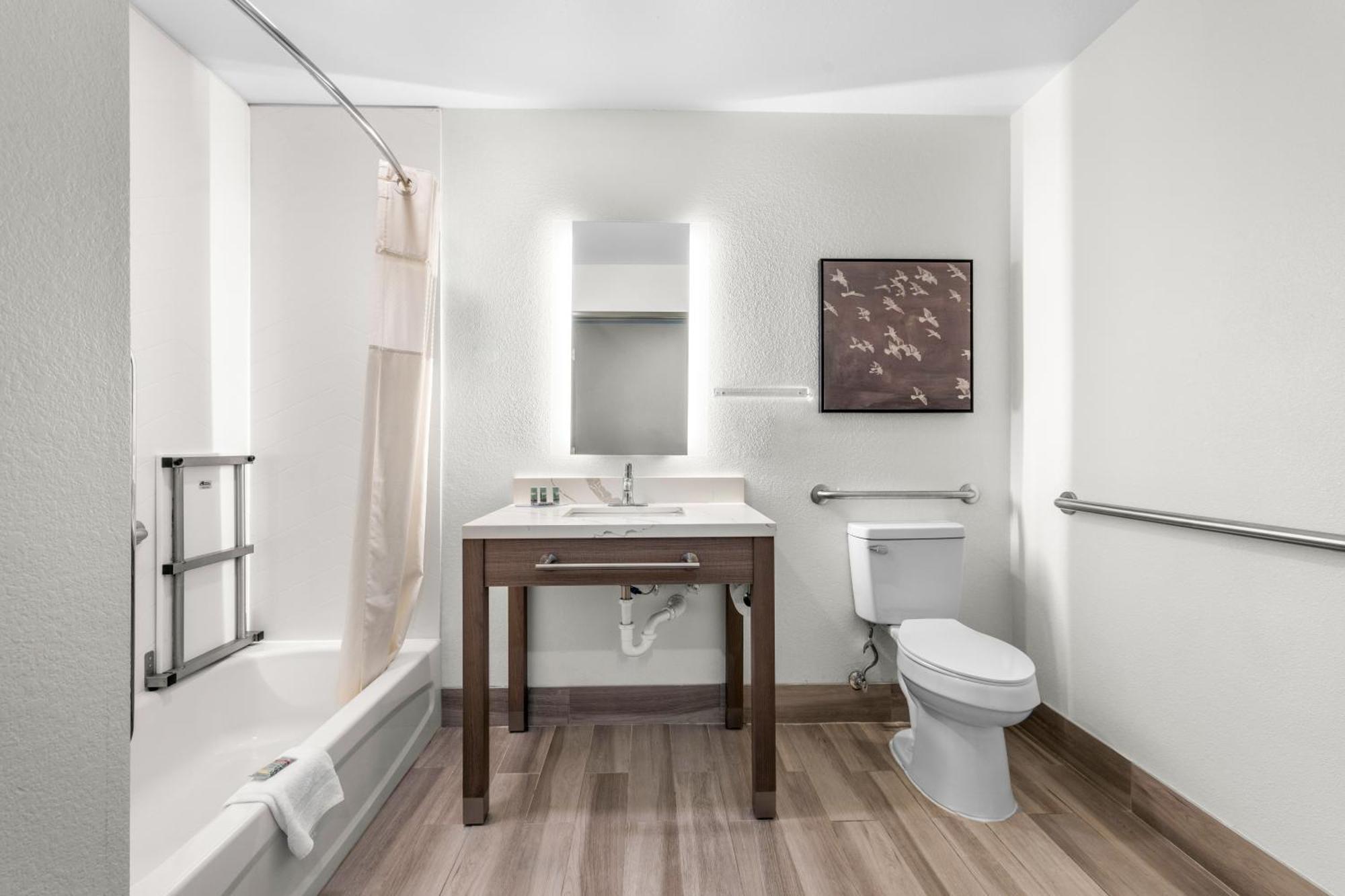King Room Bath Tub Disability Access or Non-Smoking,1641021919:JPEG