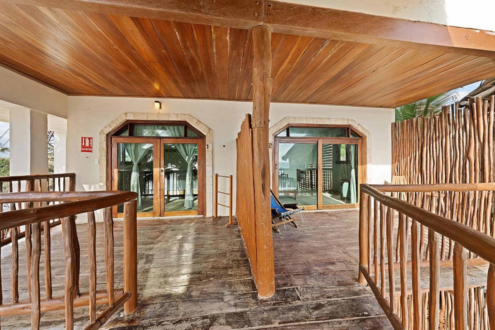 Habitación Superior frente a la playa con cama extragrande y balcón