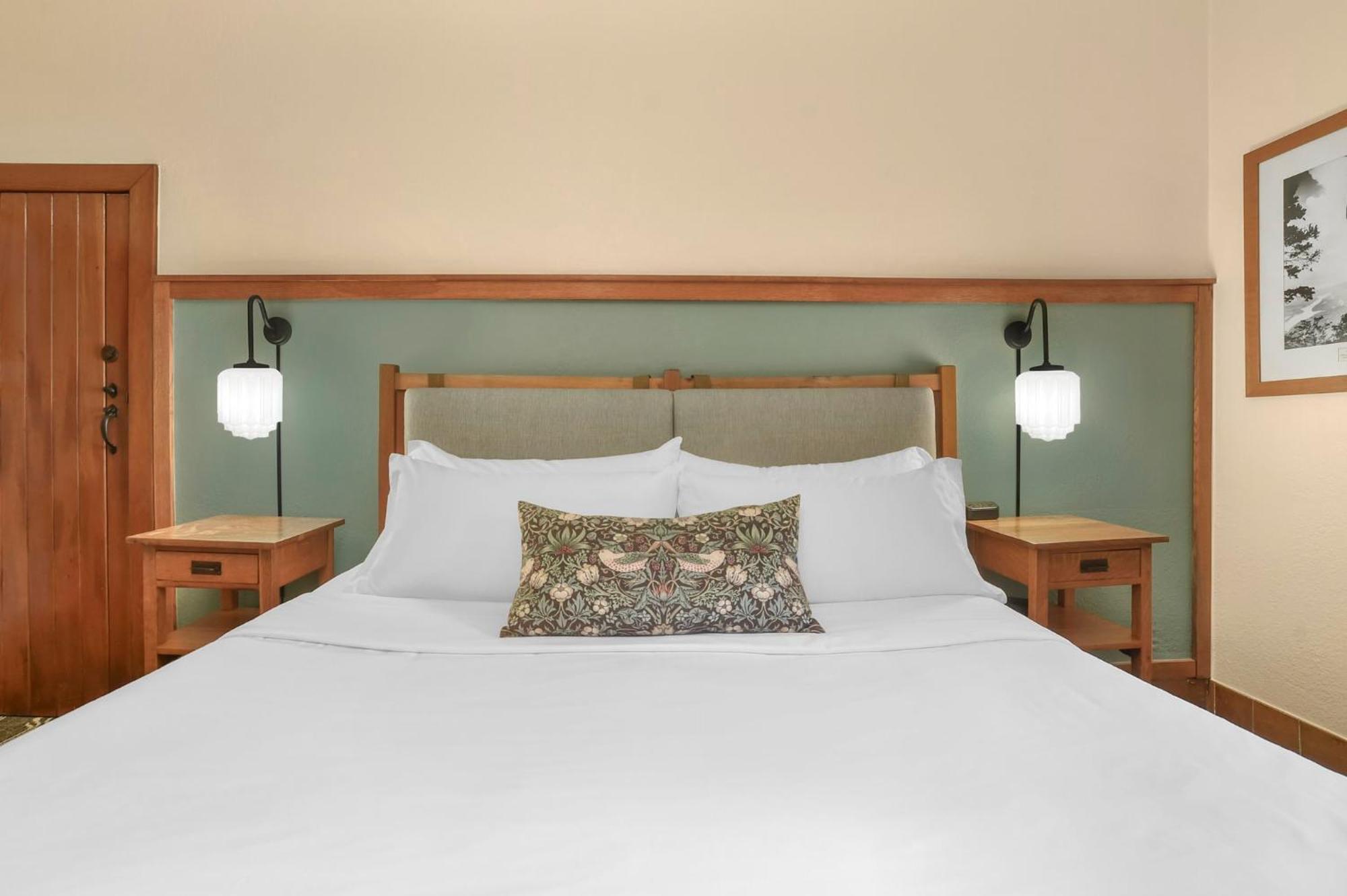 Deluxe Resort View Room 1 King Bed,1654271767:JPEG