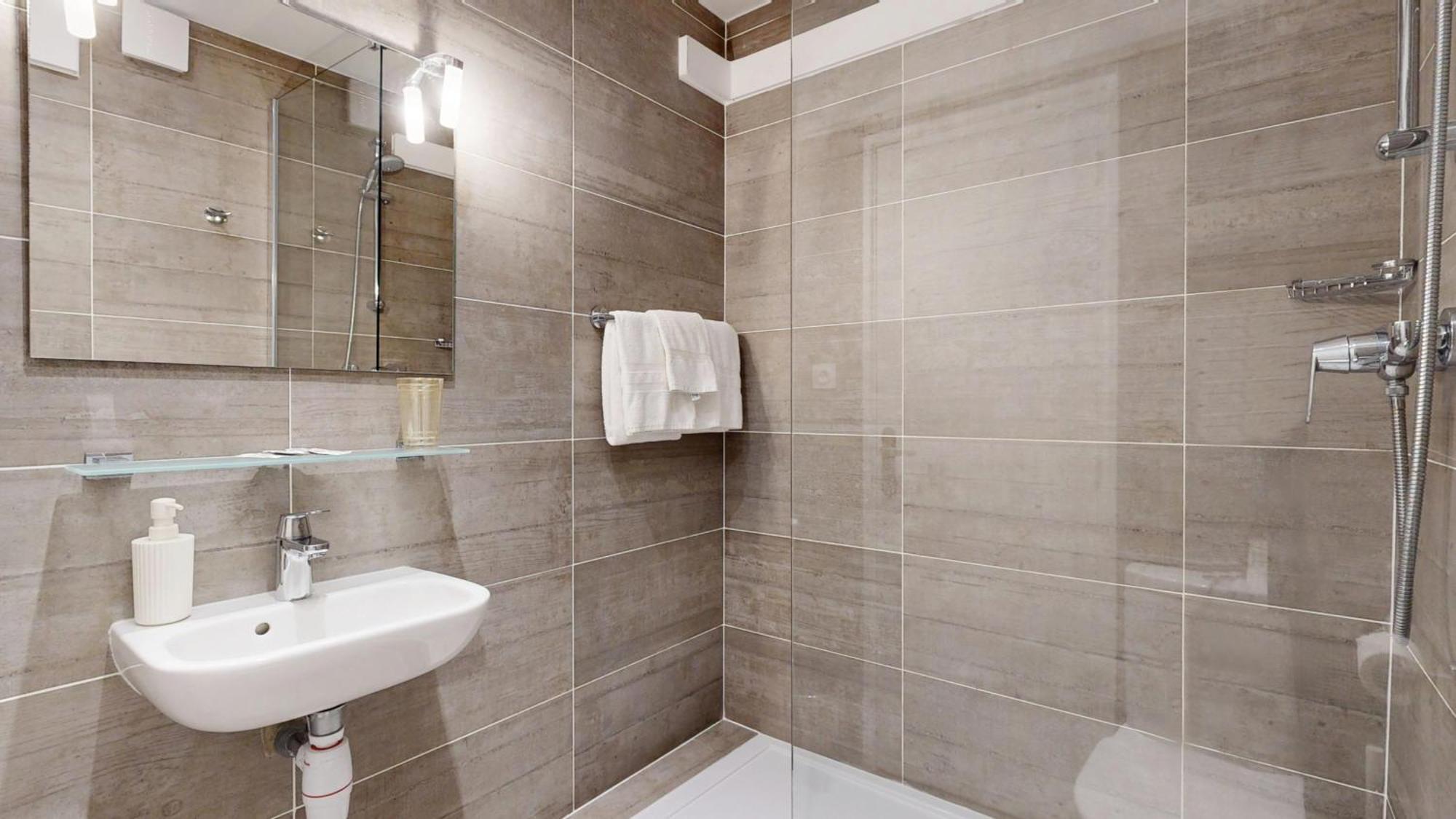 Triple Room,1658064834:JPEG