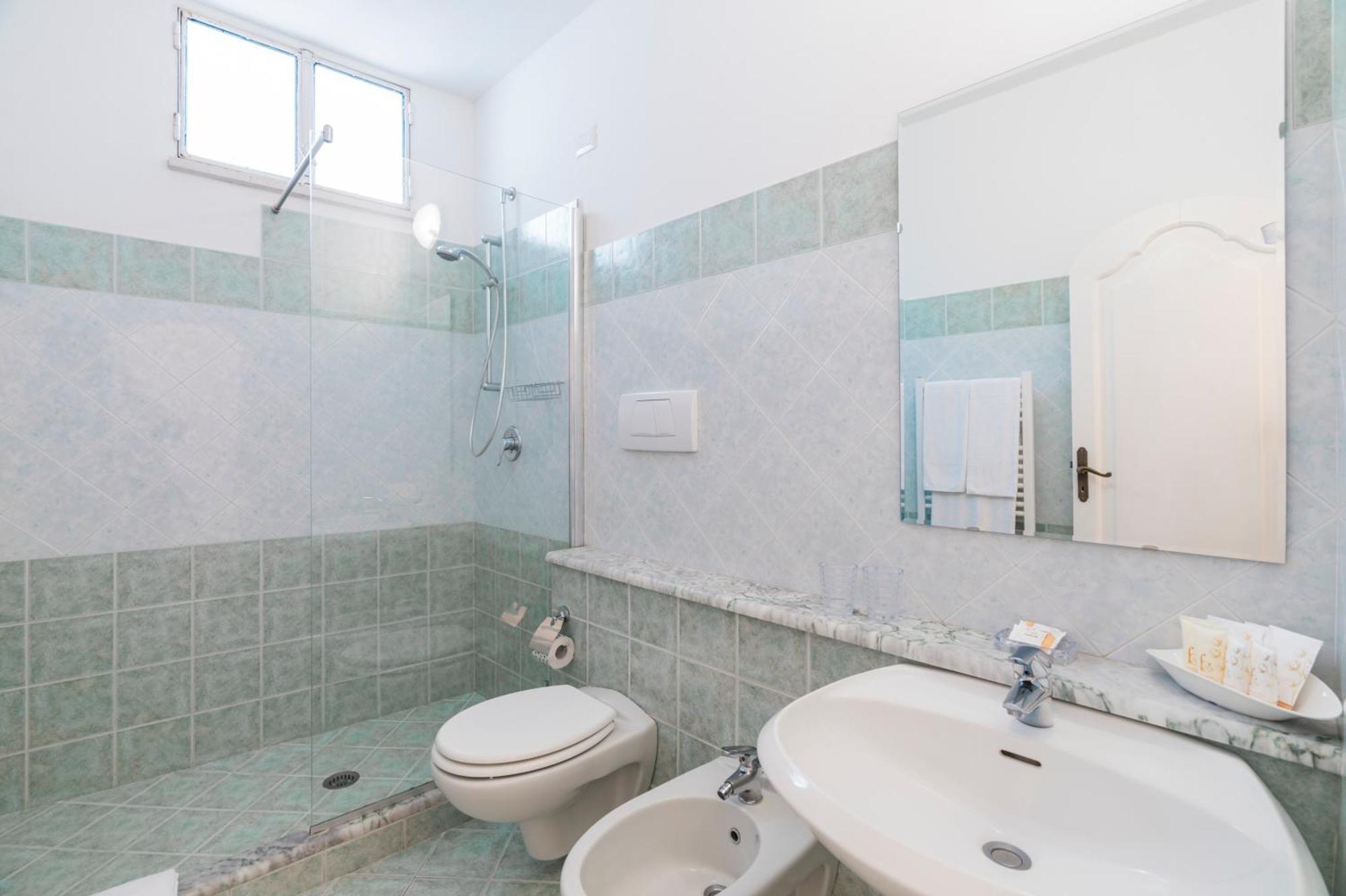 Quarto Duplo Superior com Varanda e Vista para o Mar