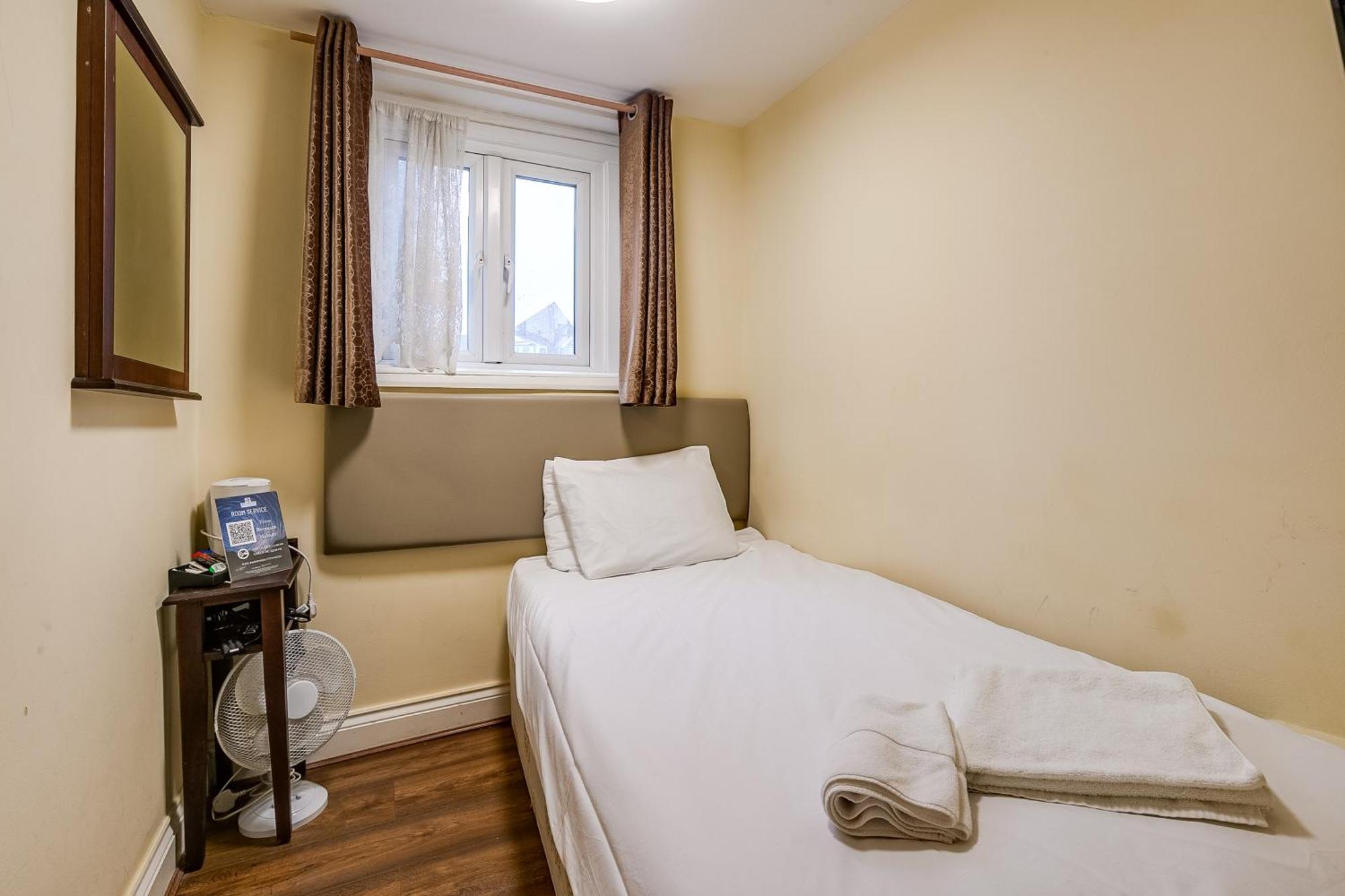 Basic Single Room with Shared Bathroom