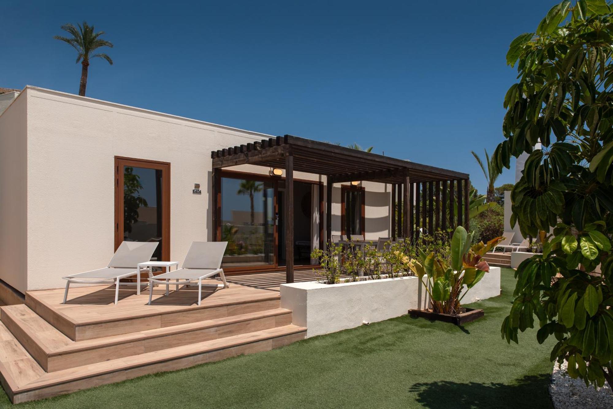 Villa Lits Jumeaux avec Canapé-Lit et Balcon - Vue sur Complexe Hôtelier
