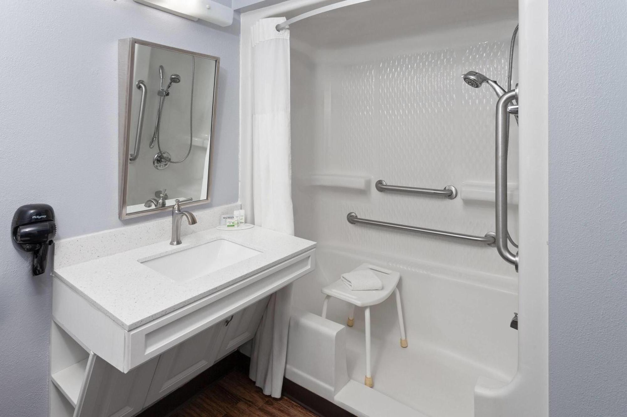 Queen Room with Bath Tub - Mobility Accessible/Non-Smoking