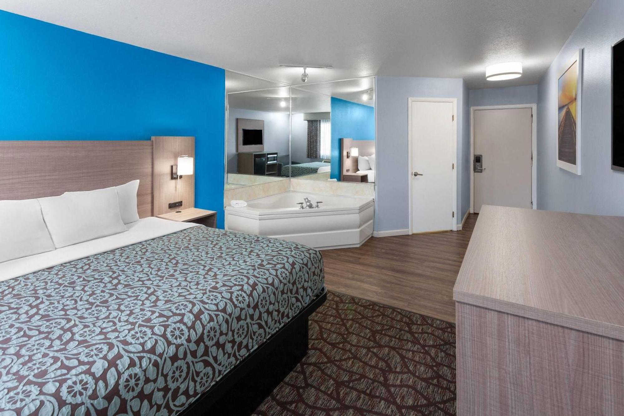 Deluxe King Room - Non-Smoking