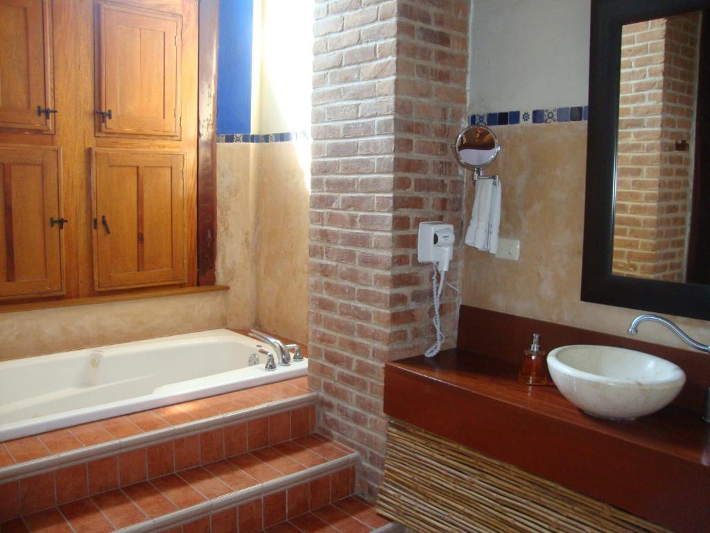 Queen Suite with Spa Bath