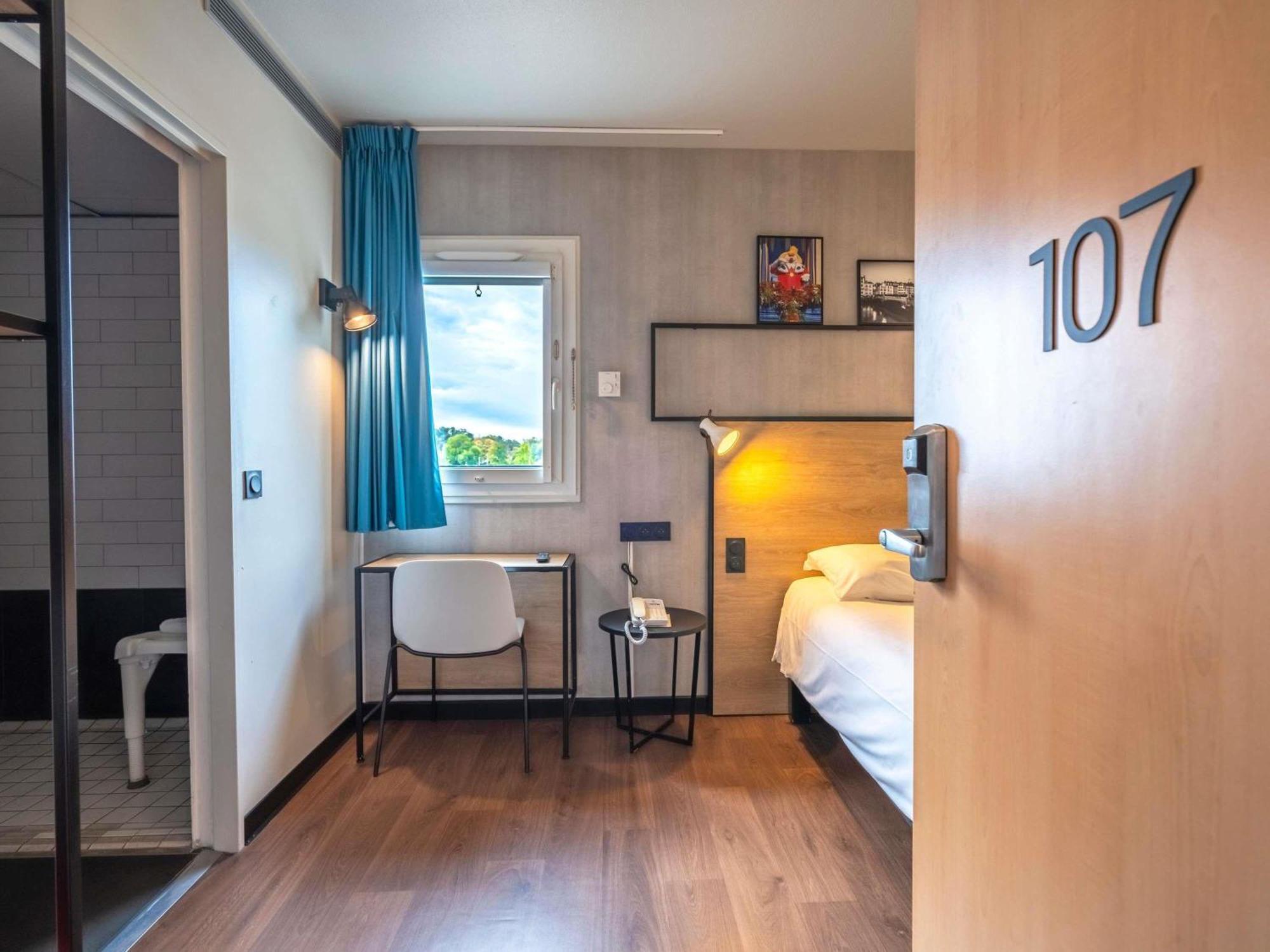Standard Double Room Mobility Access,1704958734:JPEG
