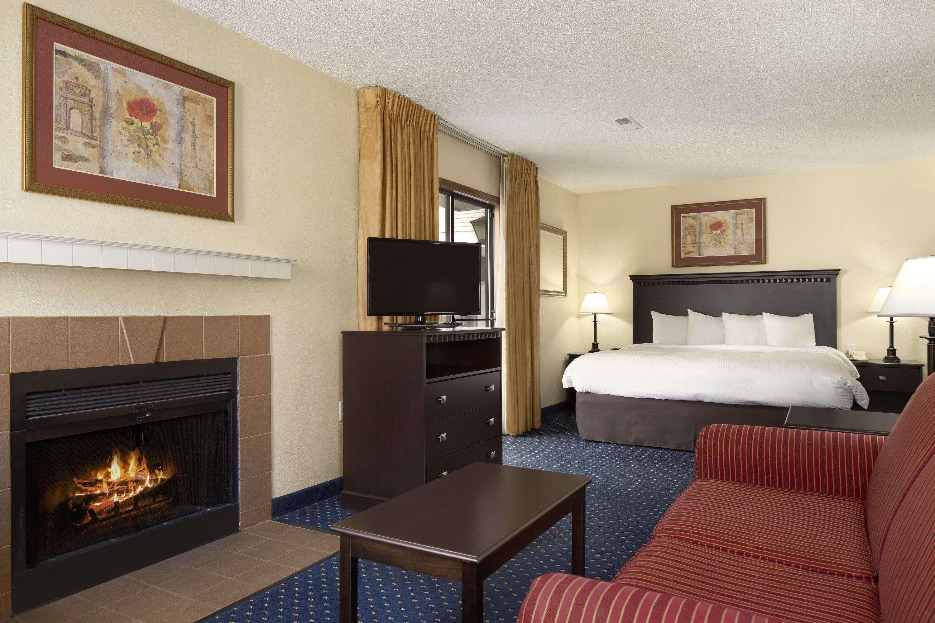 King Suite with King Bed and Queen Bed - Non Smoking