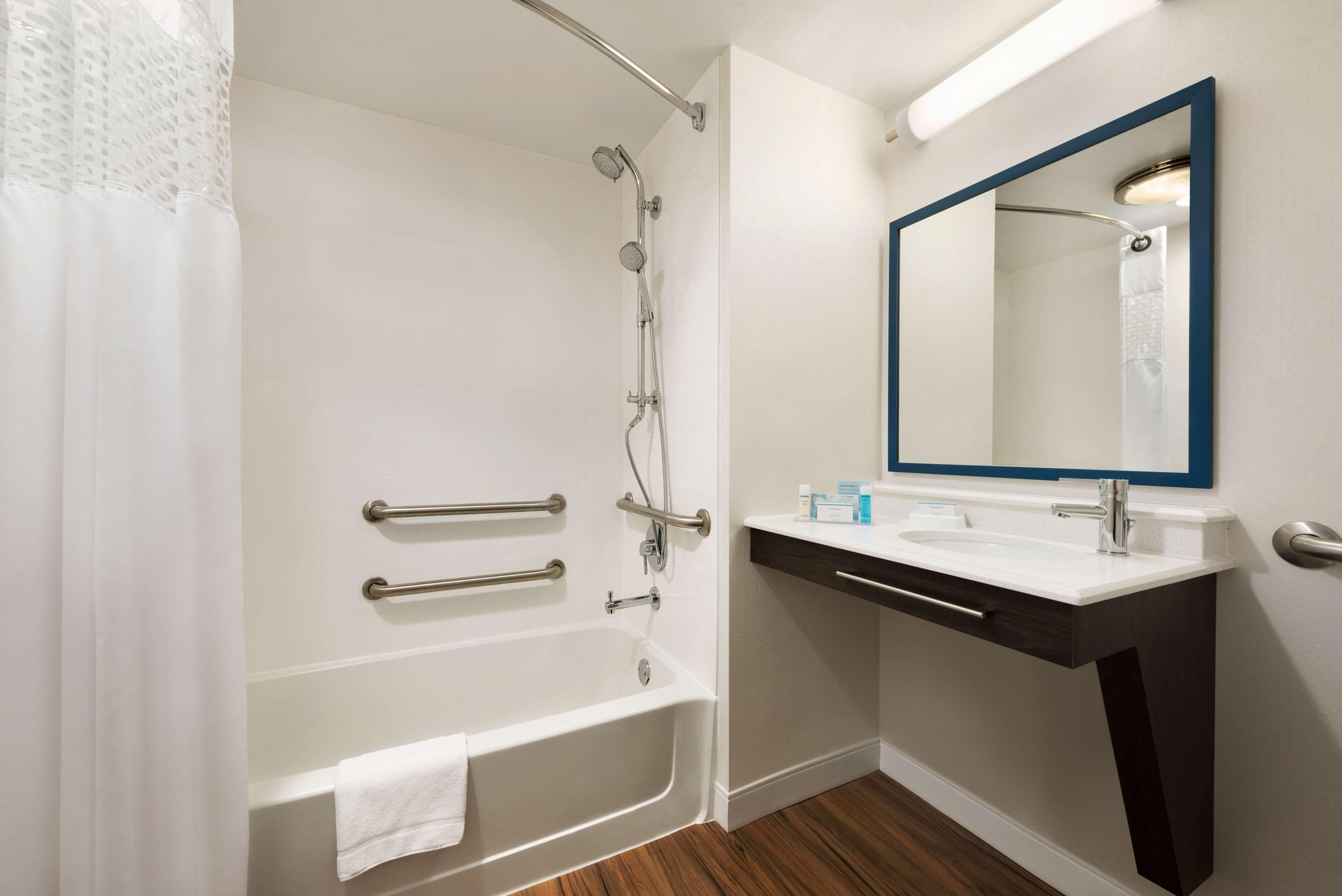 Queen Room Bath Tub Mobility Accessible,1558055359:JPEG