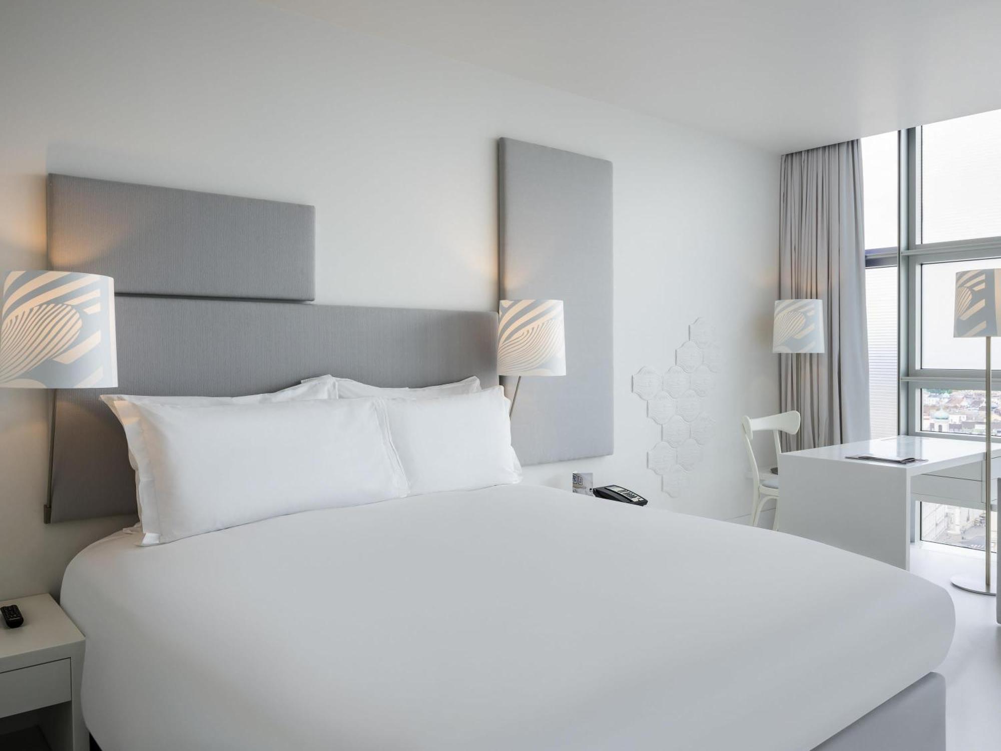 Superior – Ferris Wheel View queen bed,1717044119:JPEG