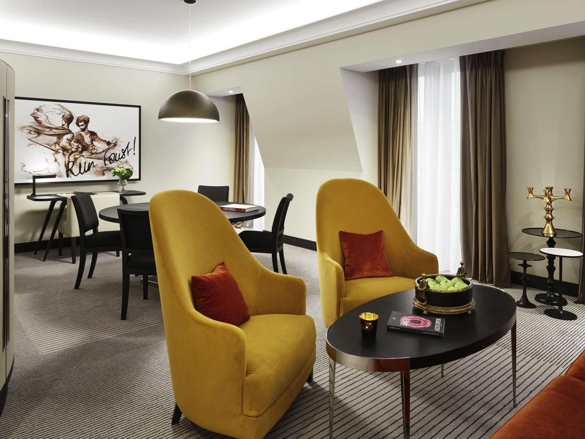Suíte Opera com cama king-size e vista da cidade - Andar alto