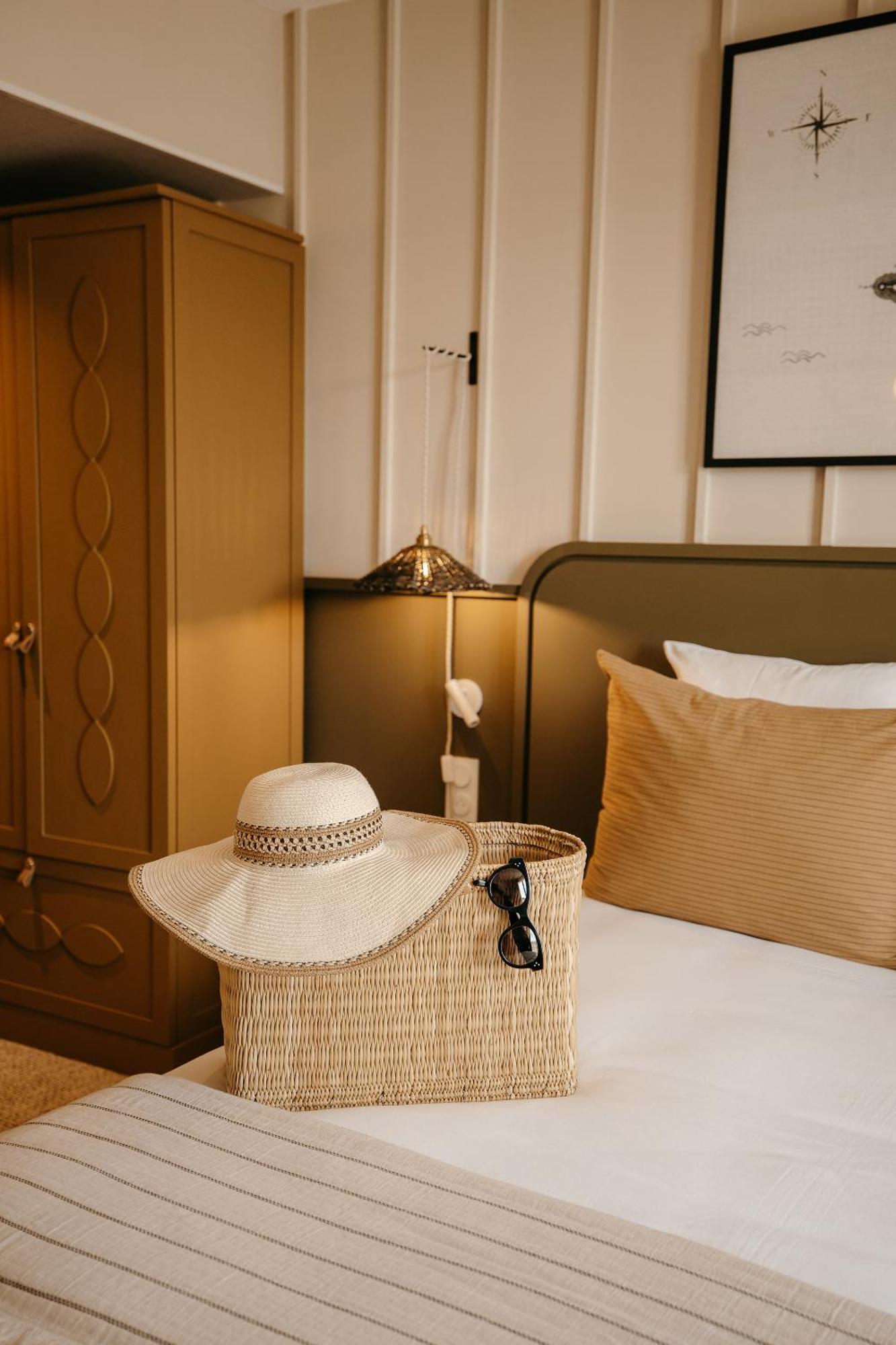 Deluxe Room,1742576726:JPEG