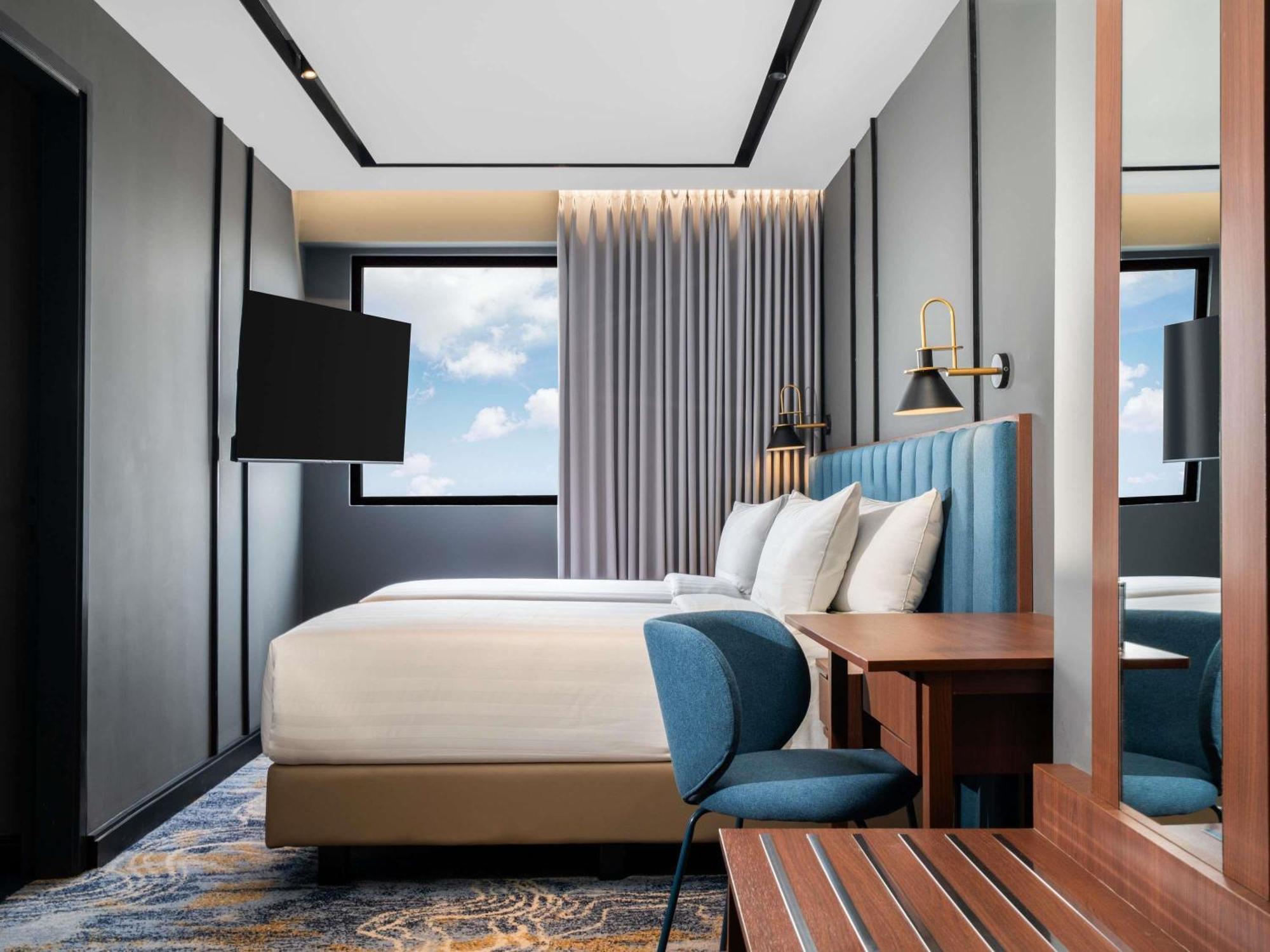 Family Room with One King Bed and Two Single Beds