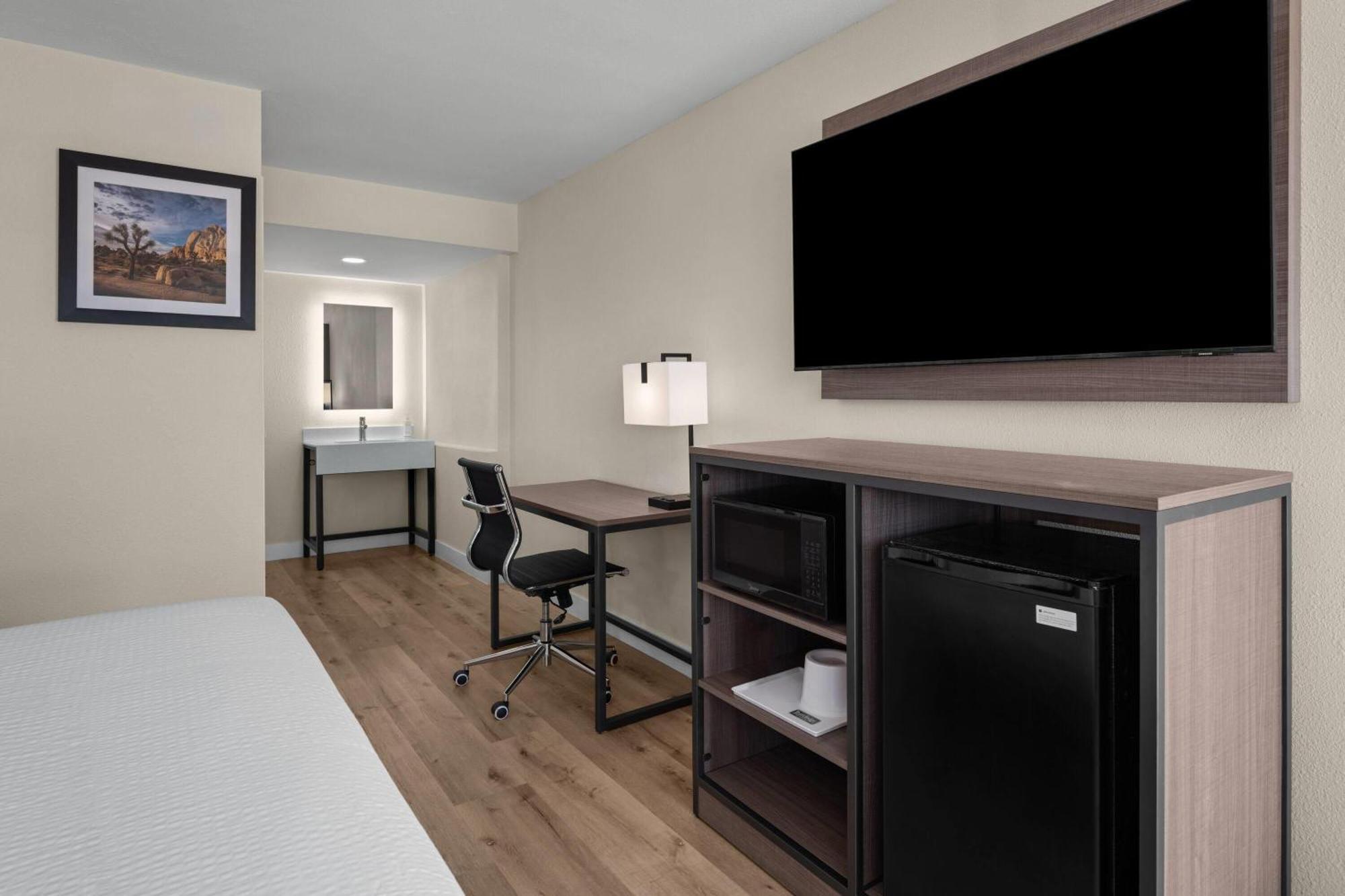 1 King Bed, Mobility Accessible Room, Bathtub w/ Grab Bars, Non-Smoking