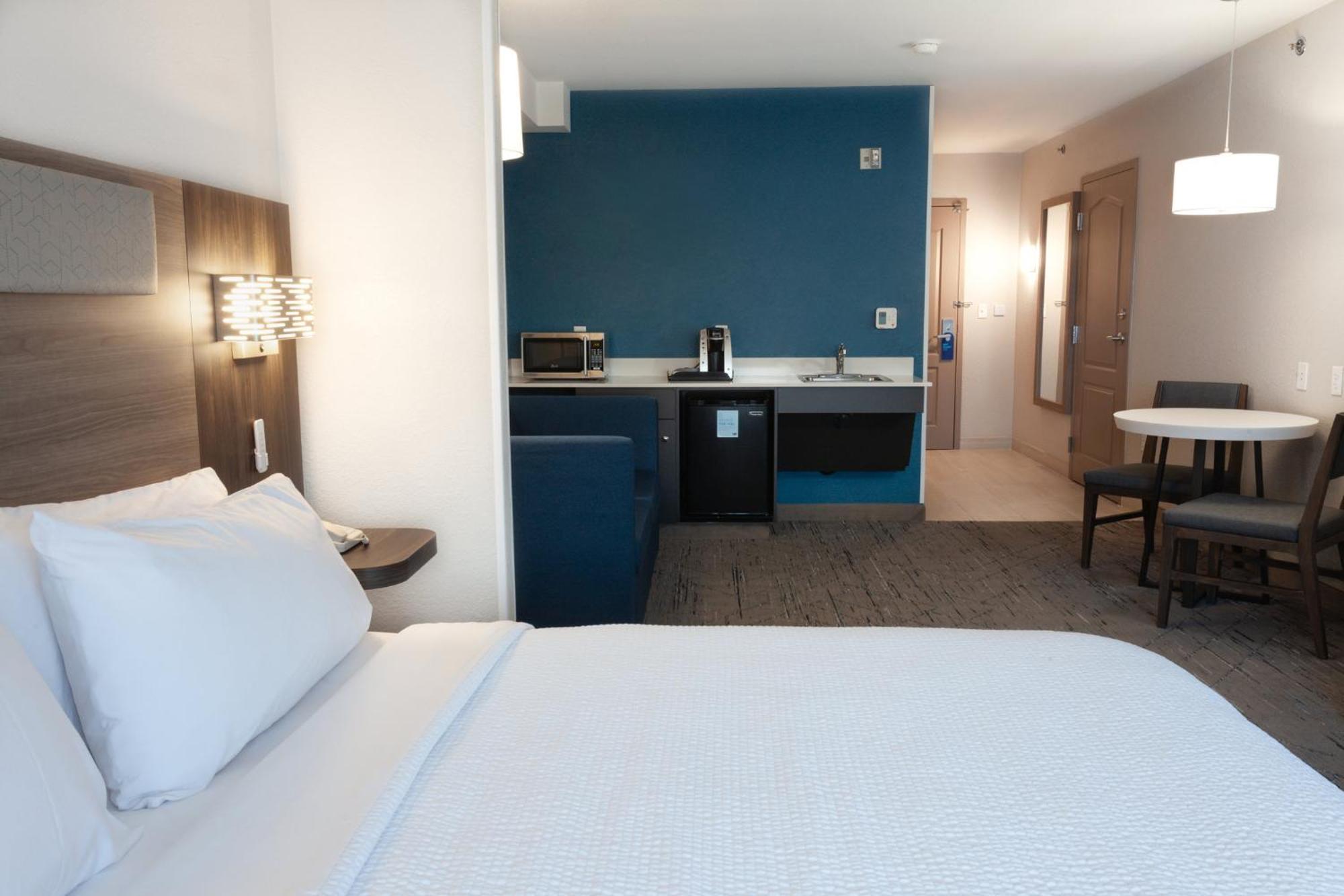 King Suite - Communications and Mobility Accessible Tub