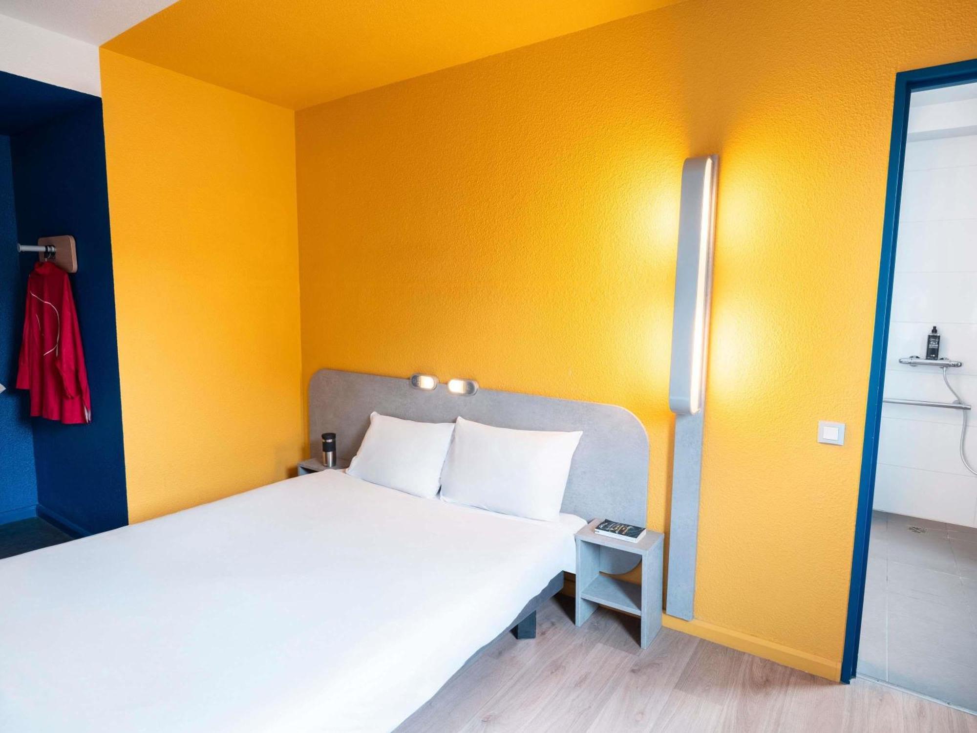Quarto Acessível para Hóspedes com Mobilidade Reduzida com Cama Queen-Size Adaptada
