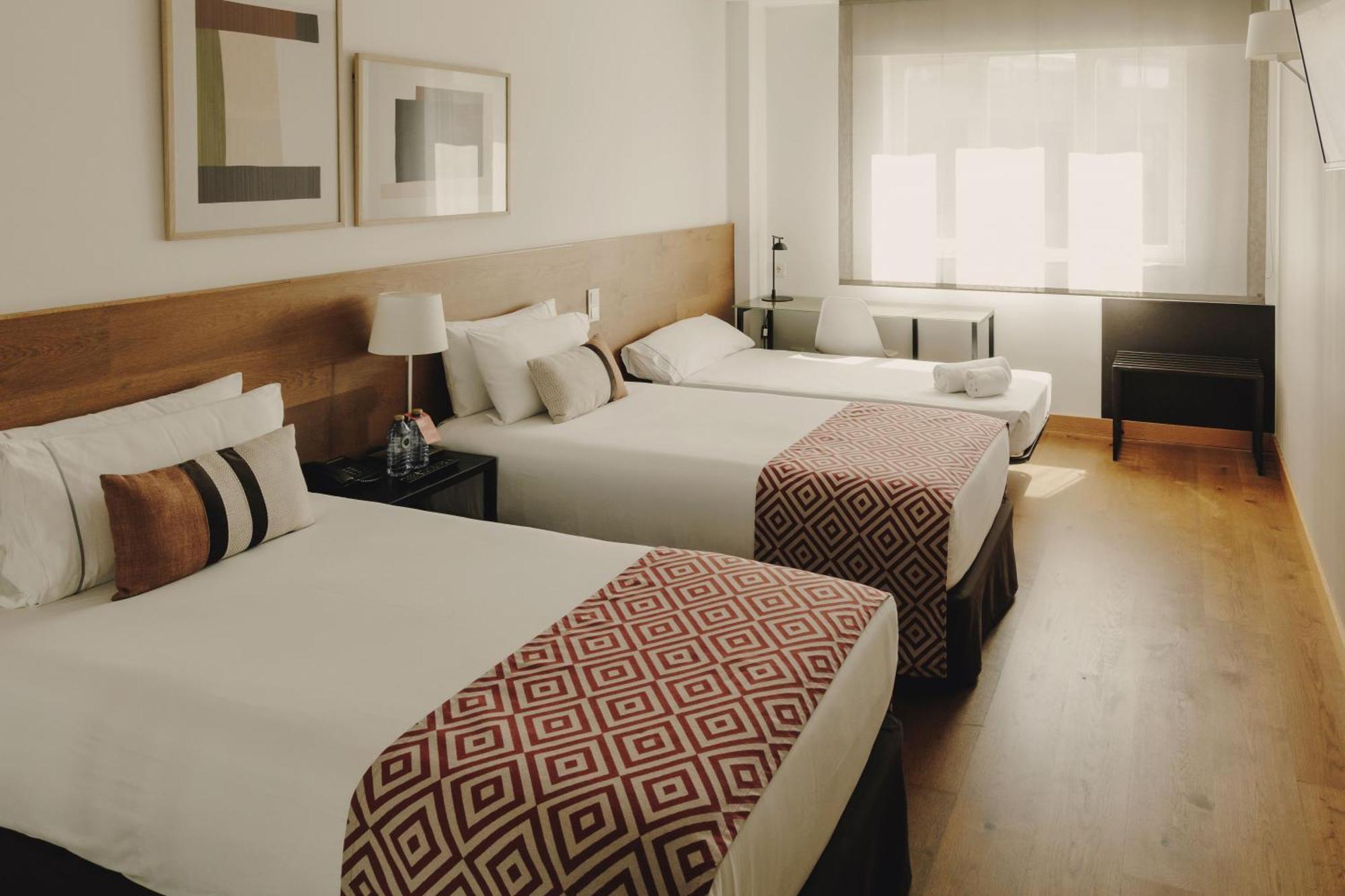 Quarto com Cama de Casal ou 2 de Solteiro e Cama Extra
