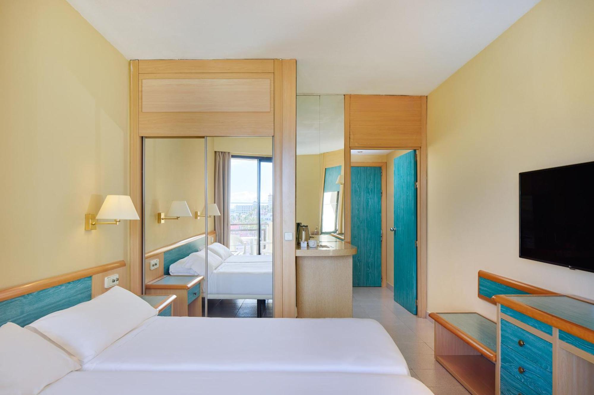 Quarto Standard com Vista Lateral do Mar