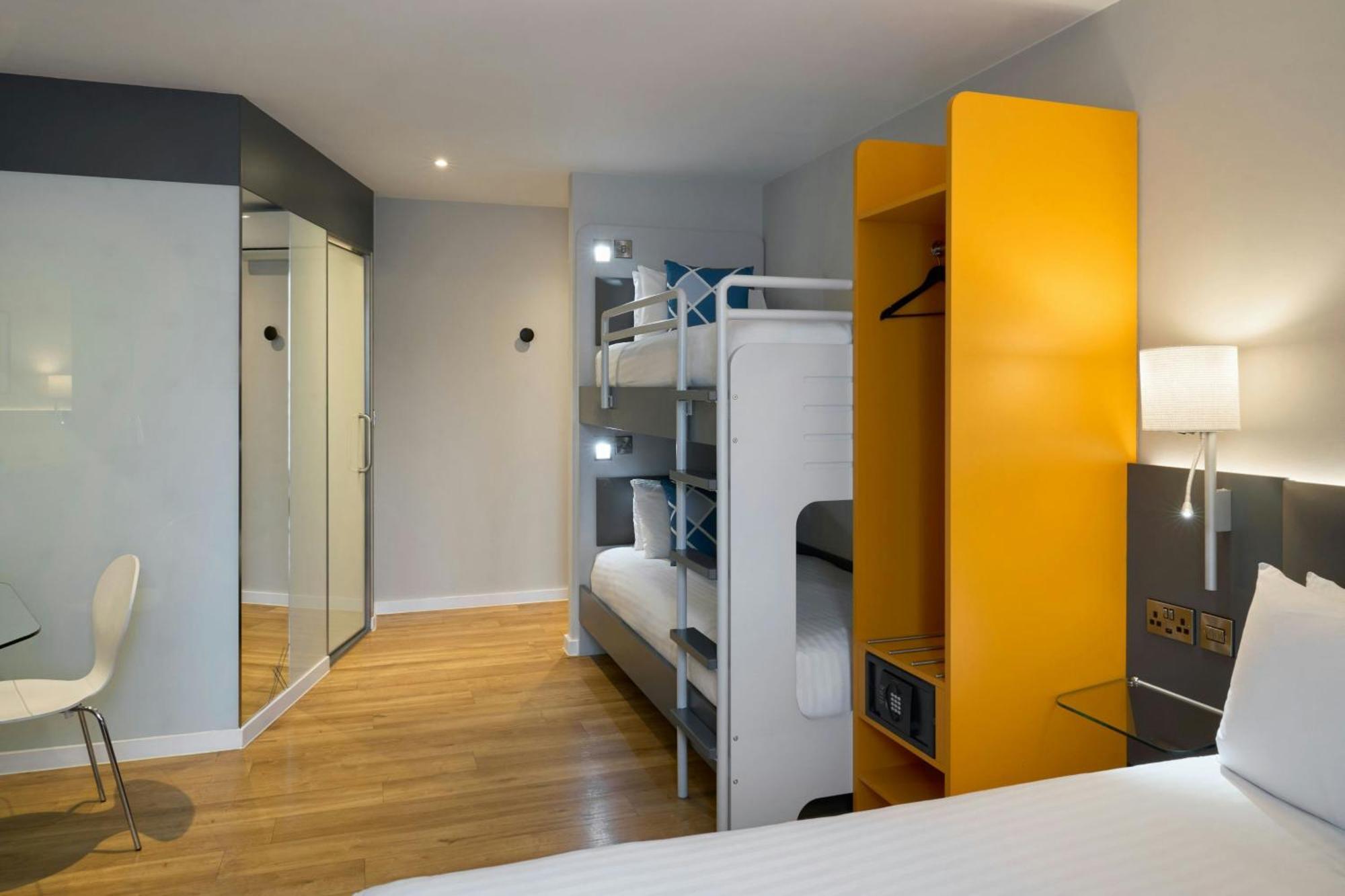 Chambre Familiale avec 1 Lit Double et 2 Lits Superposés