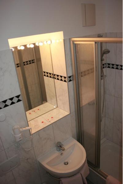Single Room,917186089:JPEG