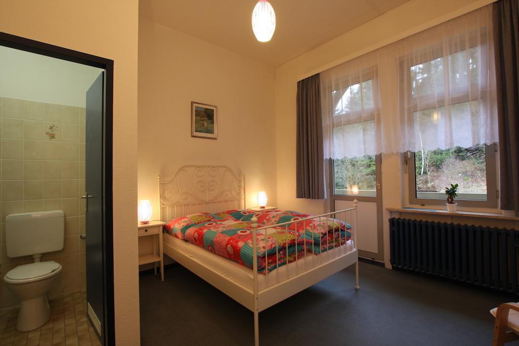 Zimmer mit Queensize-Bett und Balkon