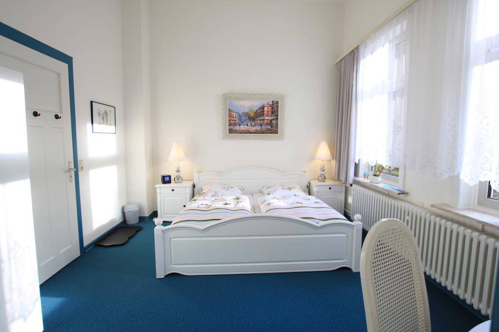 Zimmer mit Kingsize-Bett