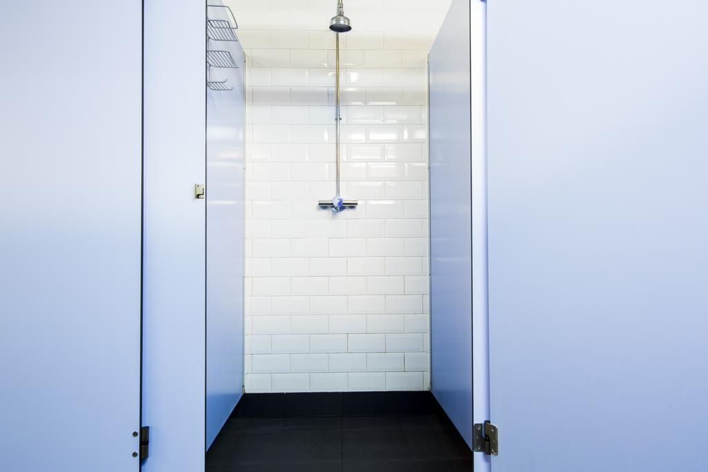 Quarto com 2 Camas de Solteiro - Banheiro Compartilhado