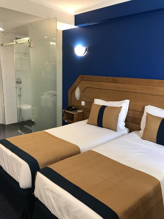 Quarto com Cama de Casal ou 2 de Solteiro