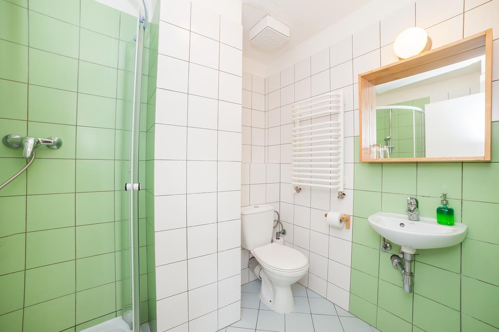 Single Bed in Dormitory Room (6 Adults) with Private Bathroom