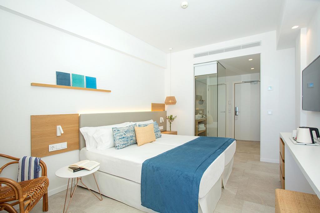 Chambre Lits Jumeaux avec vue latérale sur la mer