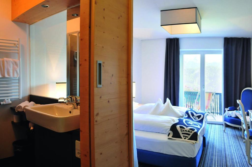 Double Room with Balcony,43861789:JPEG