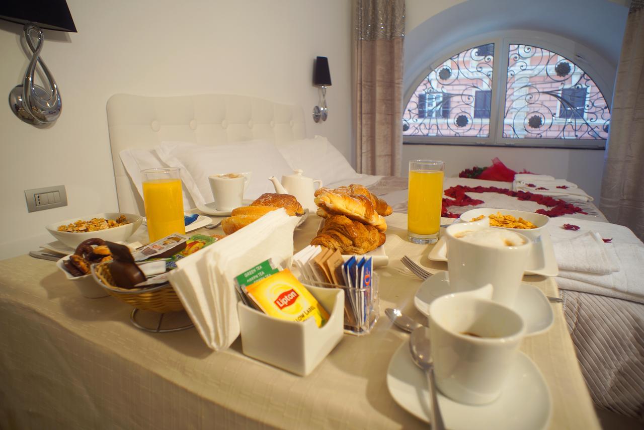 Dreibettzimmer mit Stadtblick