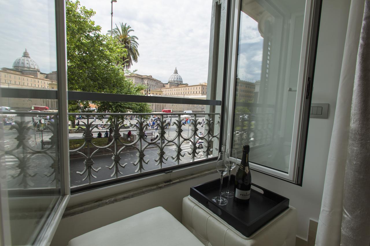 Dreibettzimmer mit Stadtblick