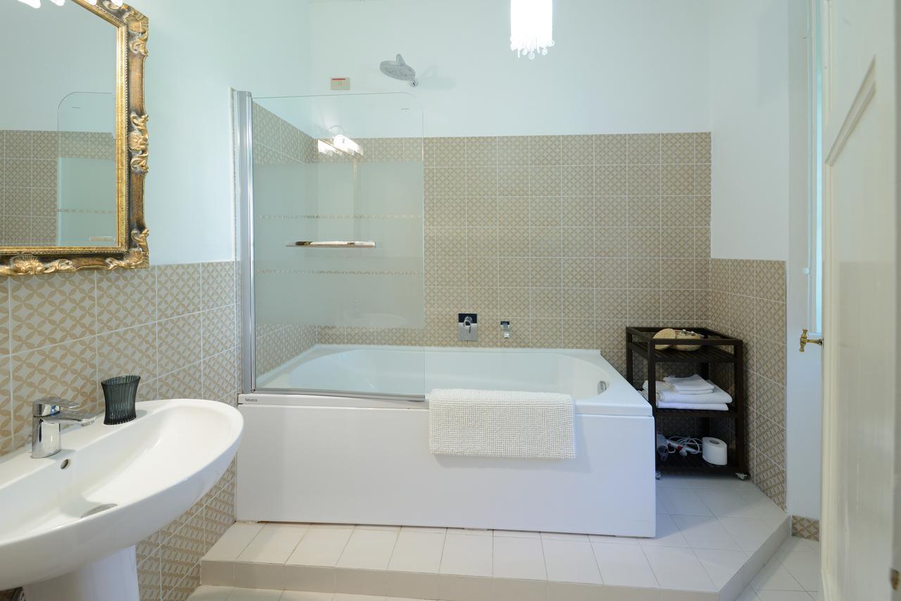 Deluxe Double Room Bath,664694484:JPEG