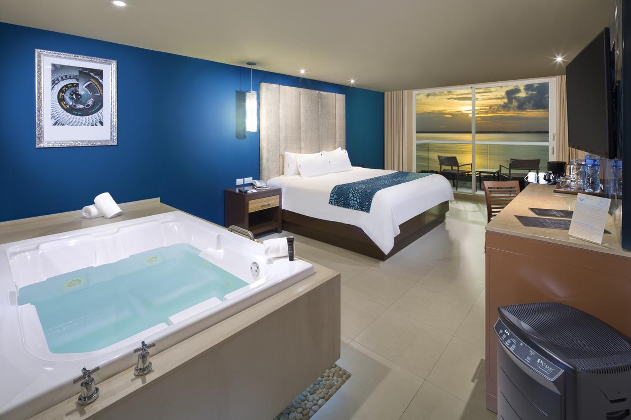 Quarto Deluxe com Cama King-size e Vista da Lagoa