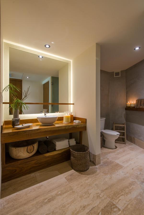 Habitación Essential con cama extragrande y balcón