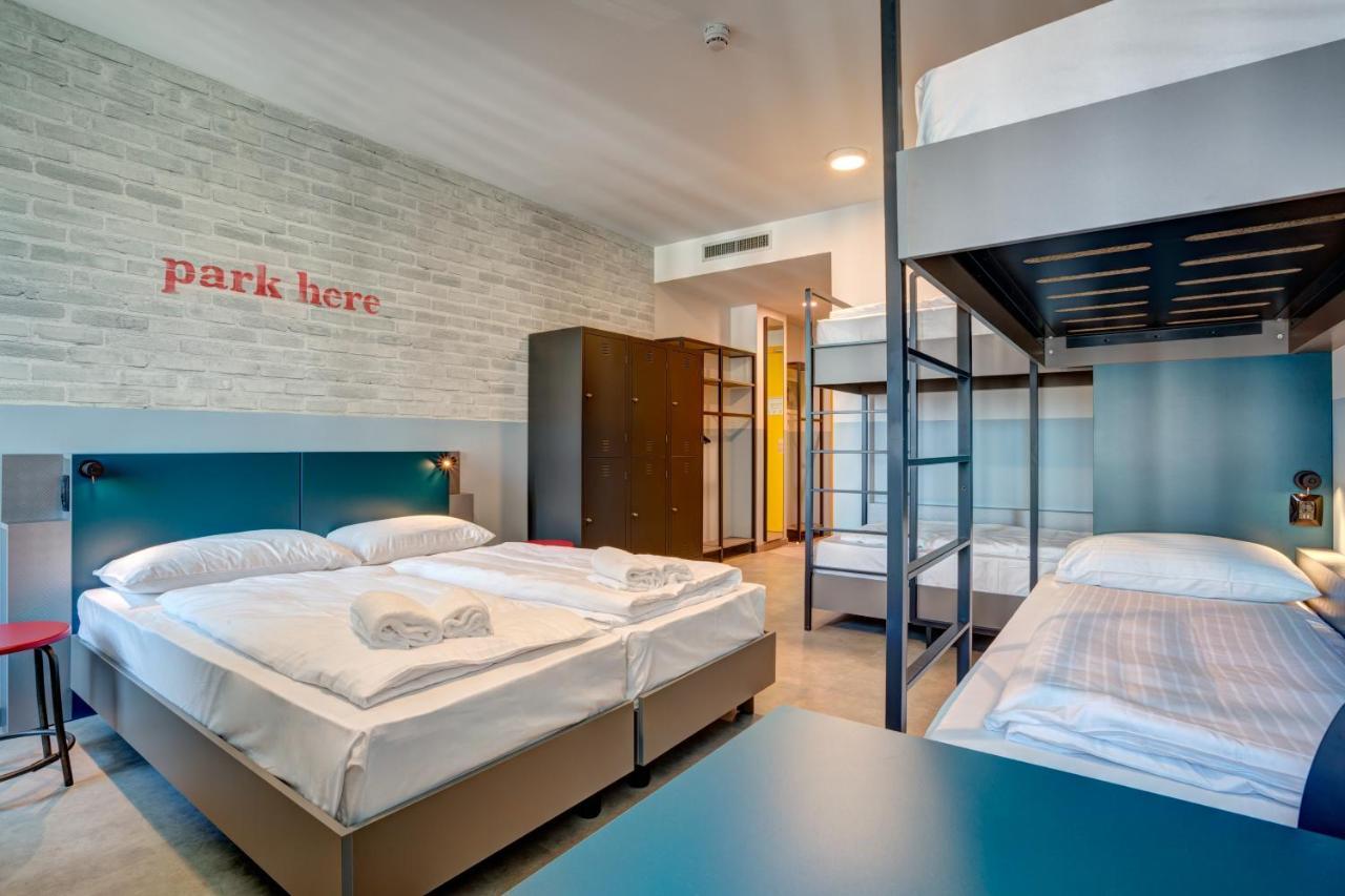 Cama em Dormitório Misto com 6 Camas
