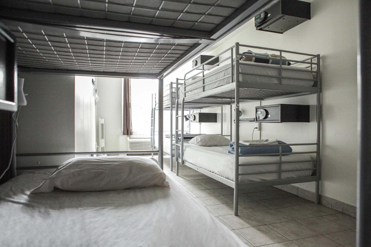 Cama em Dormitório Misto com 8 Camas