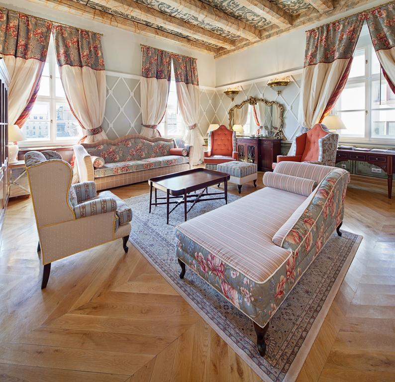 Luxury Suite with Main Market view and balcony