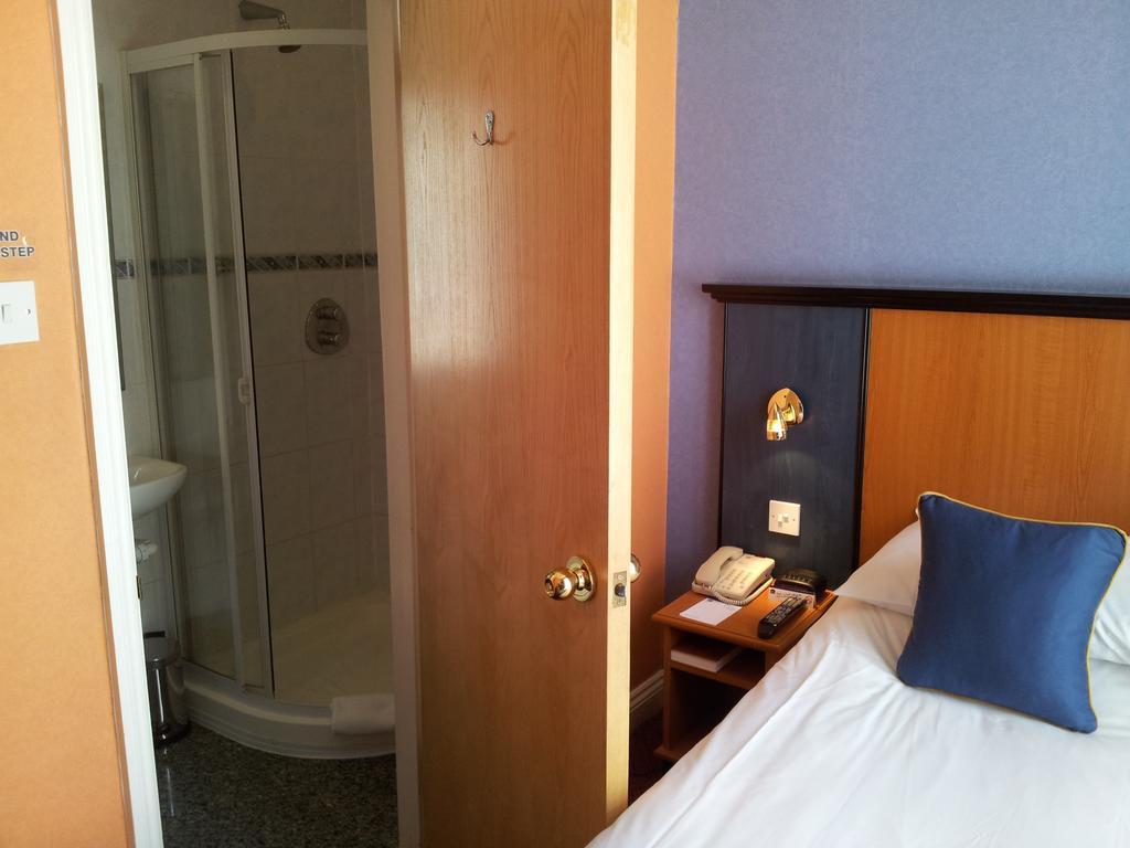 Family Room with Double and Single Beds,913781401:JPEG