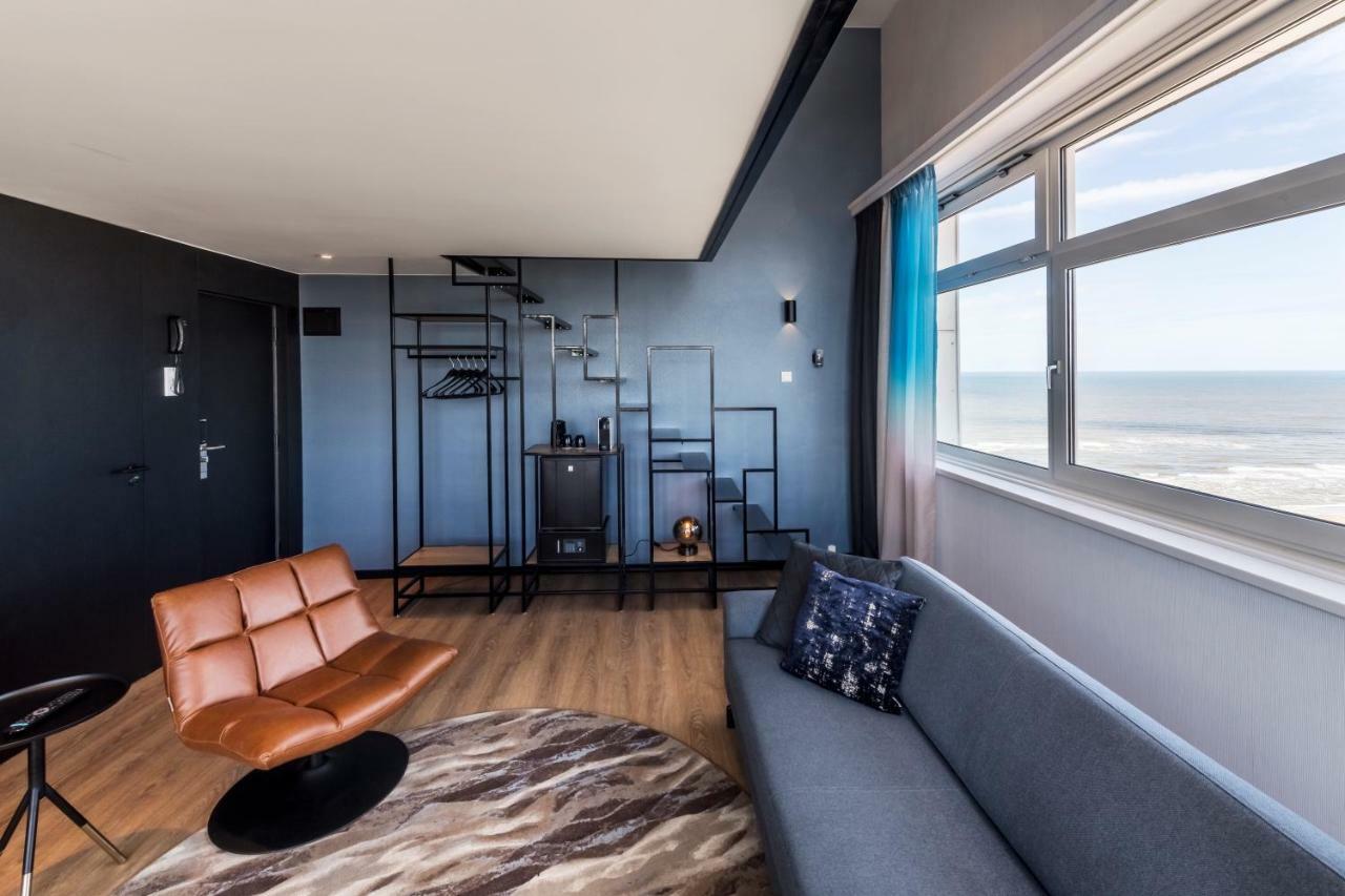 Loft 18K4 bathtub and sloping sea and country views