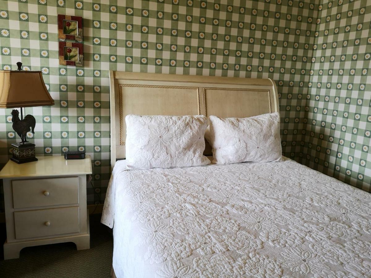 Country-Style Queen Room,807175572:JPEG