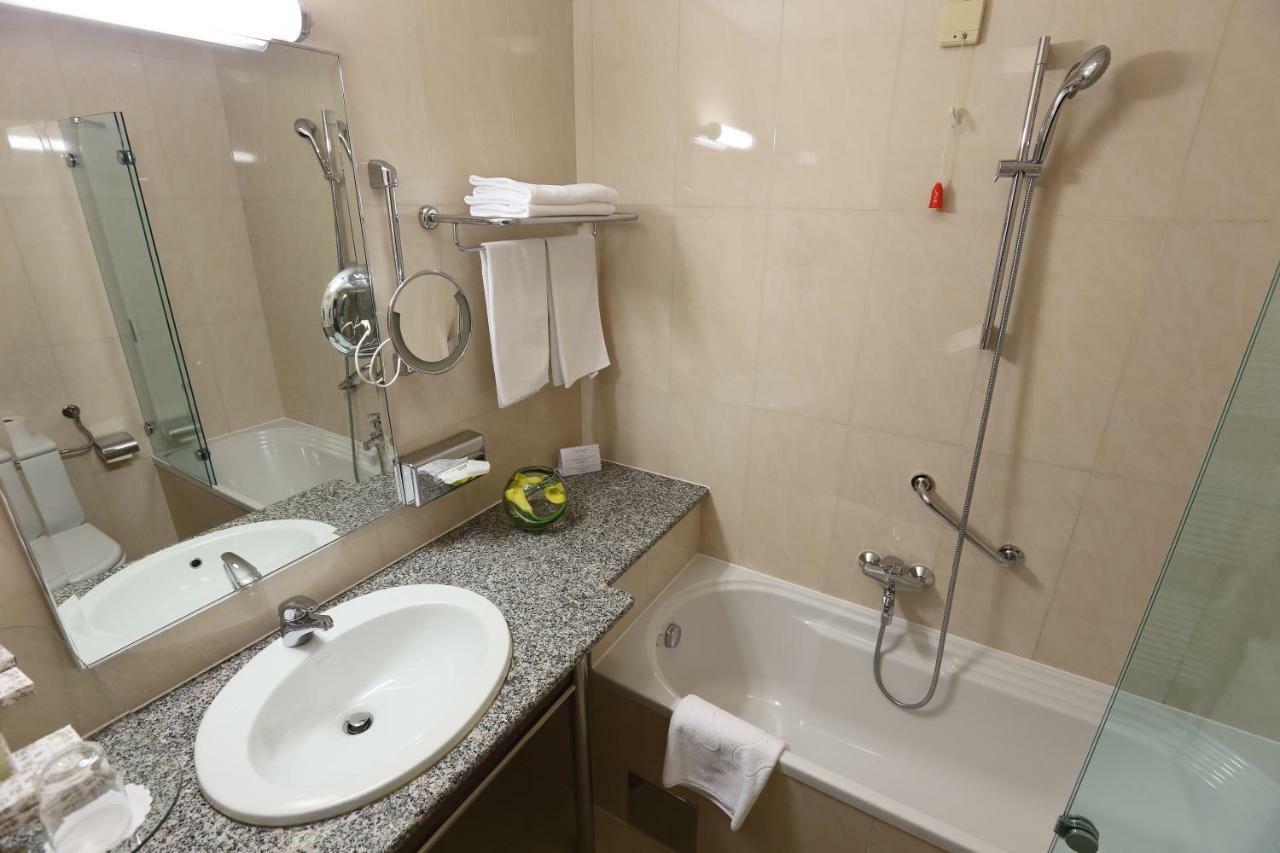 Double or Twin Room with Balcony and Lake View,996585472:JPEG