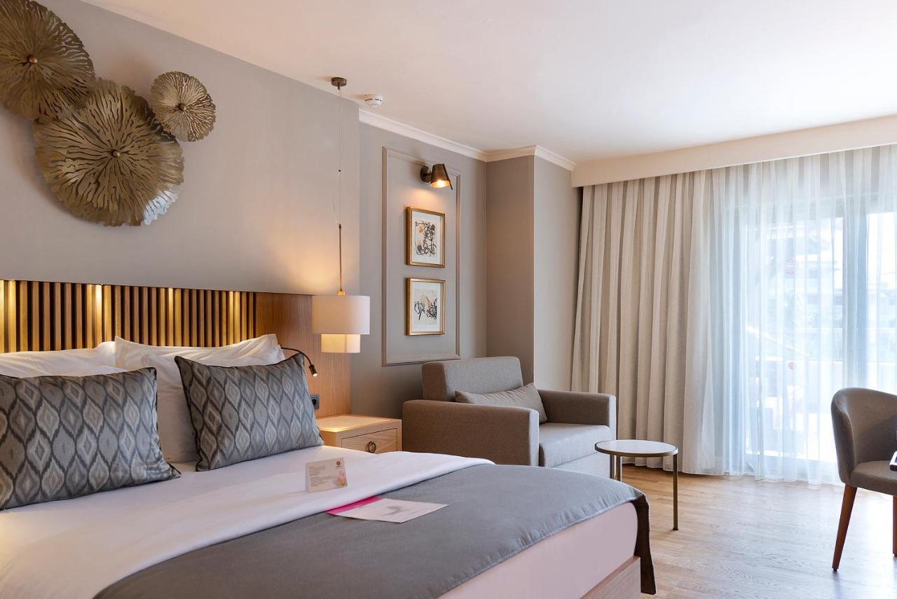 Habitación Superior con bañera de hidromasaje en el balcón