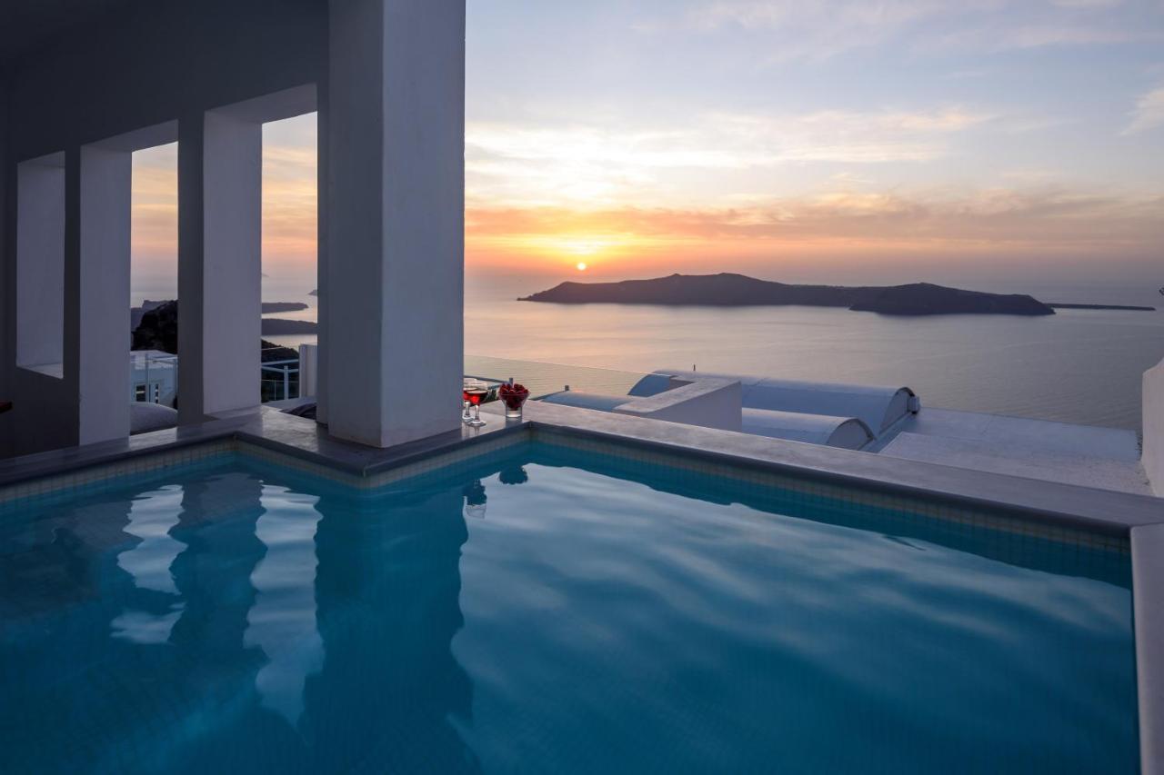 Honeymoon Suite with Private Jacuzzi and Caldera View