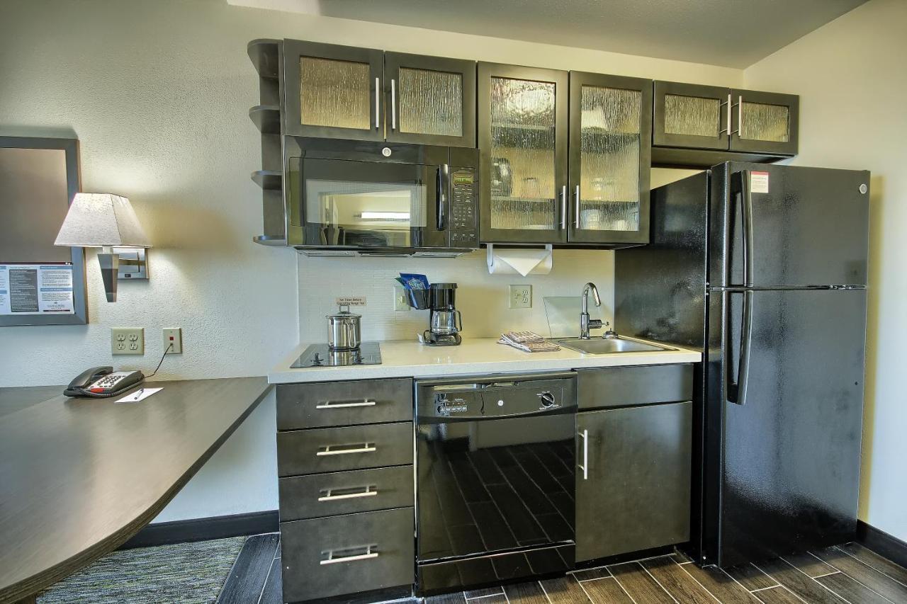 Queen Studio Suite with Roll-In Shower - Mobility Accessible - Non-Smoking