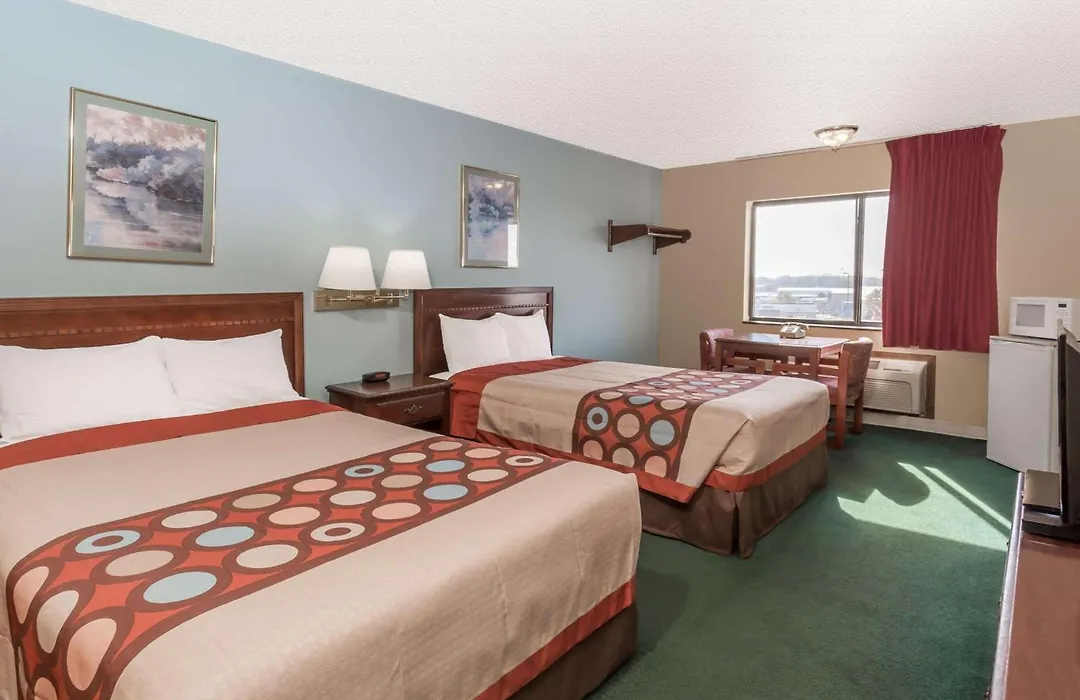 Super 8 By Wyndham Woodstock-1